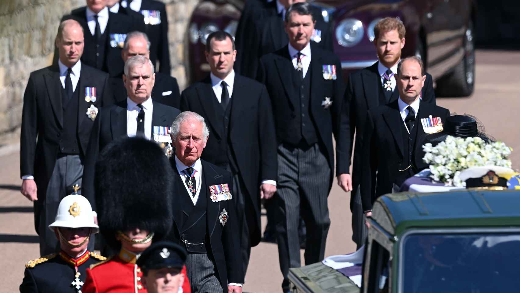 El príncipe Eduardo estuvo junto a sus hermanos y sobrinos en el último adiós a su padre.