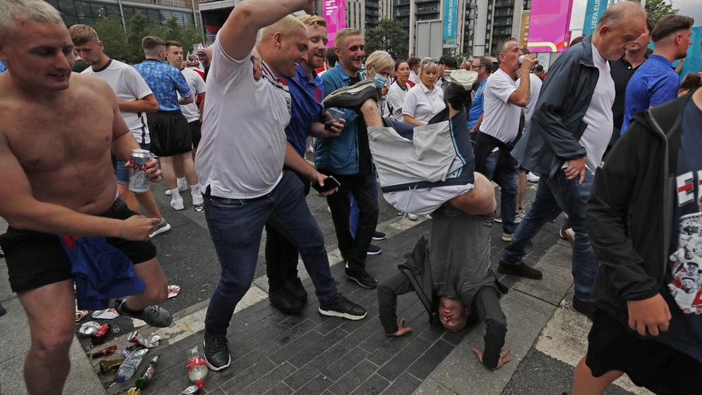 Las aglomeraciones y los altercados entre aficionados británicos antes de la final de la Eurocopa entre Italia e Inglaterra