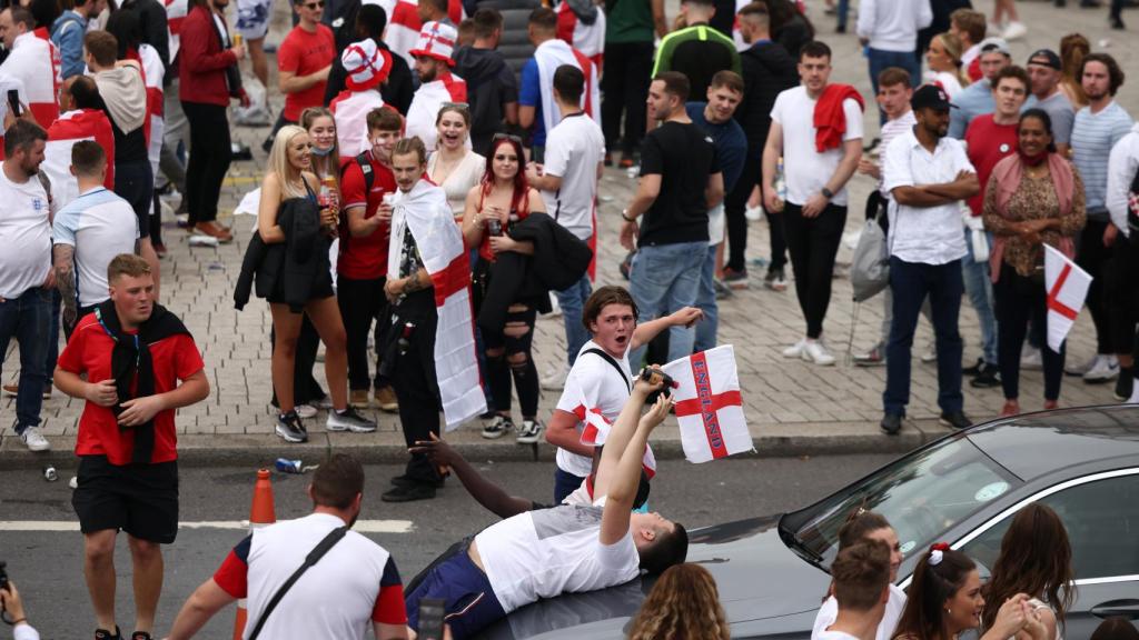 Las aglomeraciones y los altercados entre aficionados británicos antes de la final de la Eurocopa entre Italia e Inglaterra