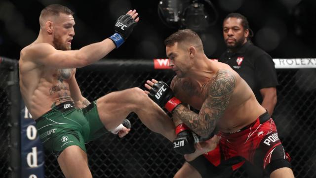 Dustin Poirier bloquea una patada de McGregor