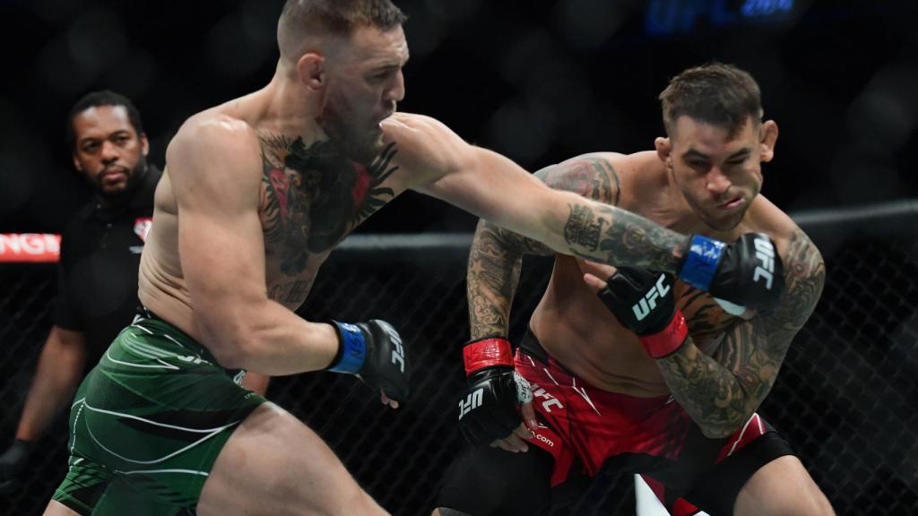 McGregor golpea a Dustin Poirier