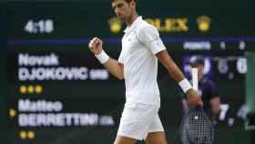 Djokovic celebra un punto ante Berrettini en Wimbledon