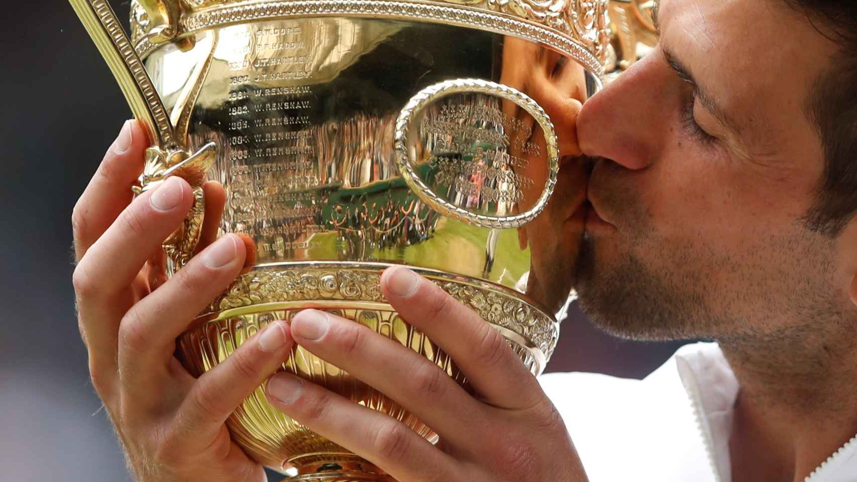 Djokovic con el trofeo de Wimbledon