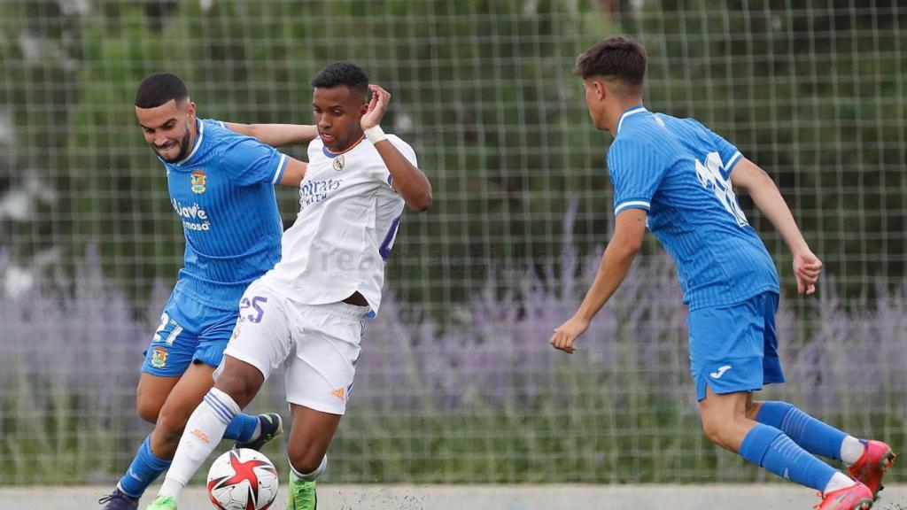 Rodrygo intenta regatear a dos contrarios