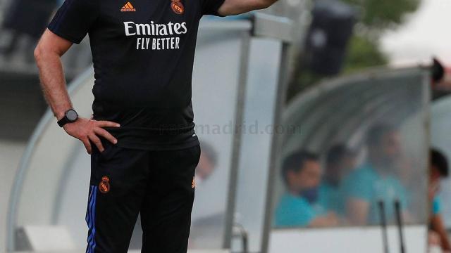 Ancelotti da instrucciones desde la banda