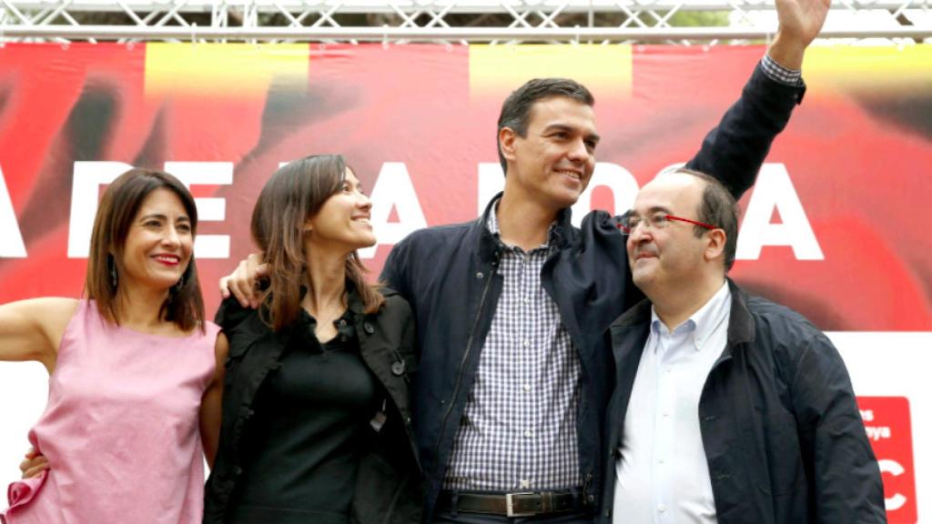 De izda a dcha: Raquel Sánchez, exalcaldesa de Gavá; Nuria Parlón, alcaldesa de Santa Coloma; Pedro Sánchez, presidente del Gobierno y Miquel Iceta, ministro de Función Pública, en la Fiesta de la Rosa de 2016.