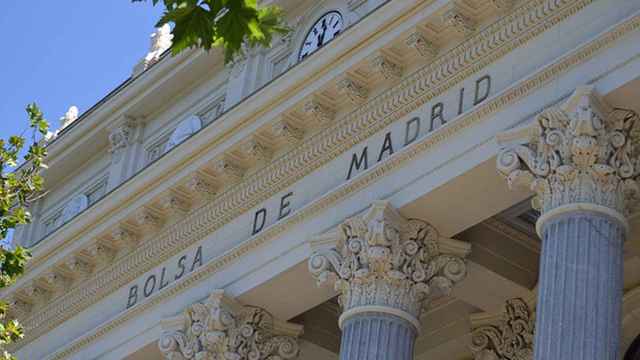 Detalle en la fachada de la Bolsa de Madrid.
