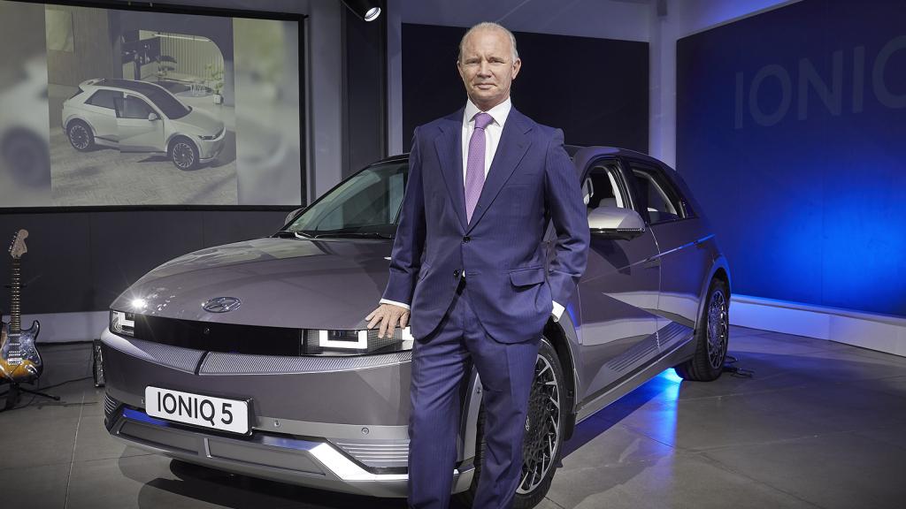 Leopoldo Satrústegui, director general de Hyundai, junto con el Ioniq 5.