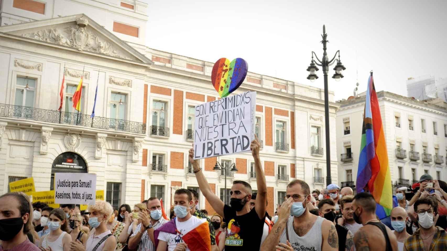 Miles de personas se concentran en Madrid contra la LGTBIfobia.