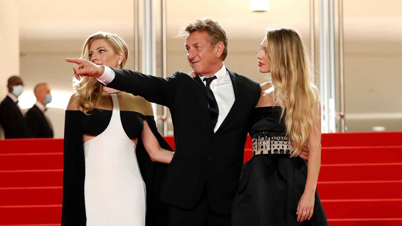Sean Penn junto a su hija (dcha) en Cannes.