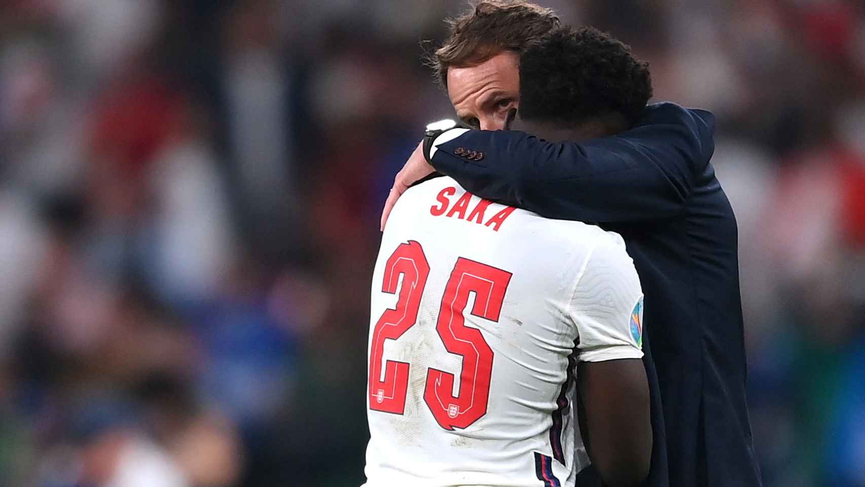 Bukayo Saka recibe el consuelo de Gareth Southgate tras su fallo en la tanda de penaltis de la final de la Eurocopa