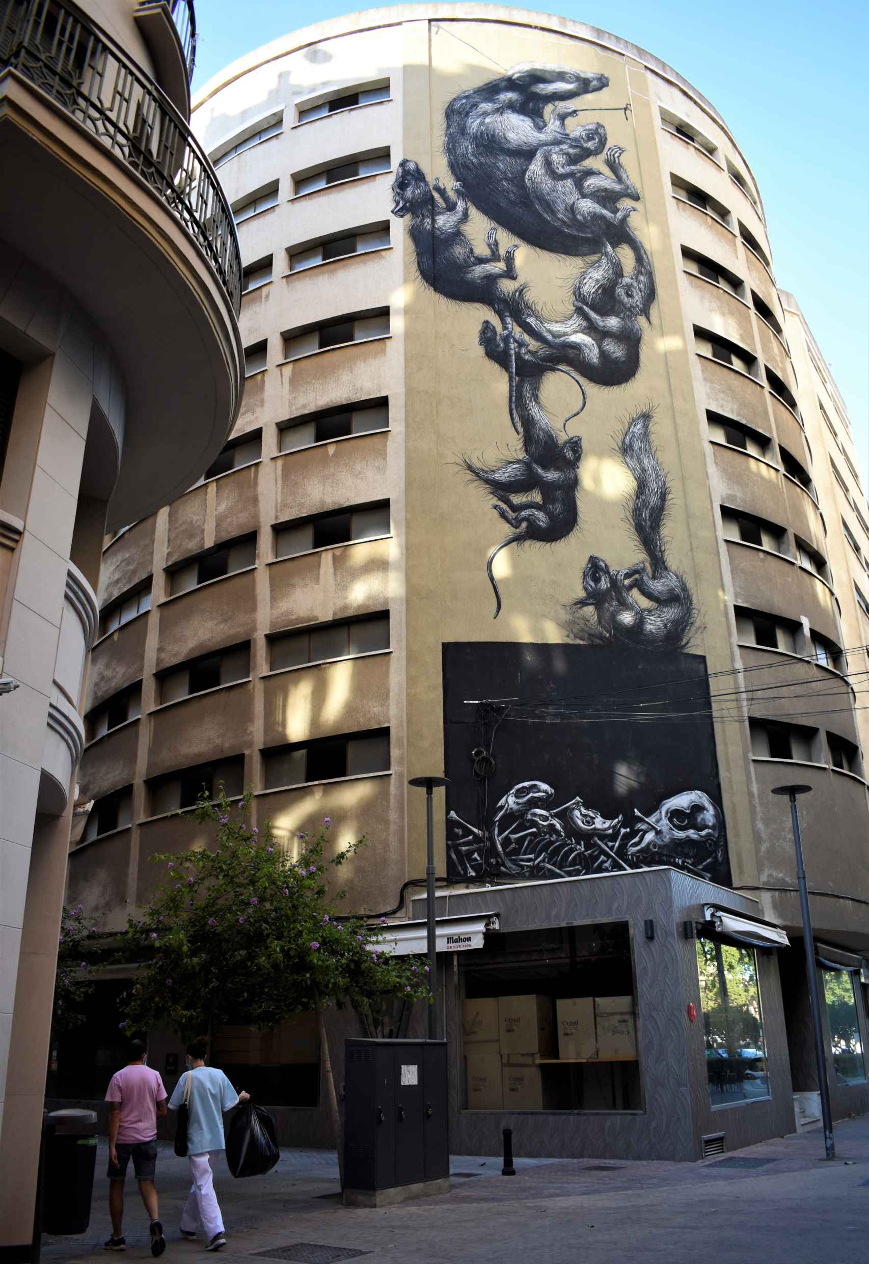 El mural de las ratas de ROA en la parte de atrás del edificio La Equitativa.