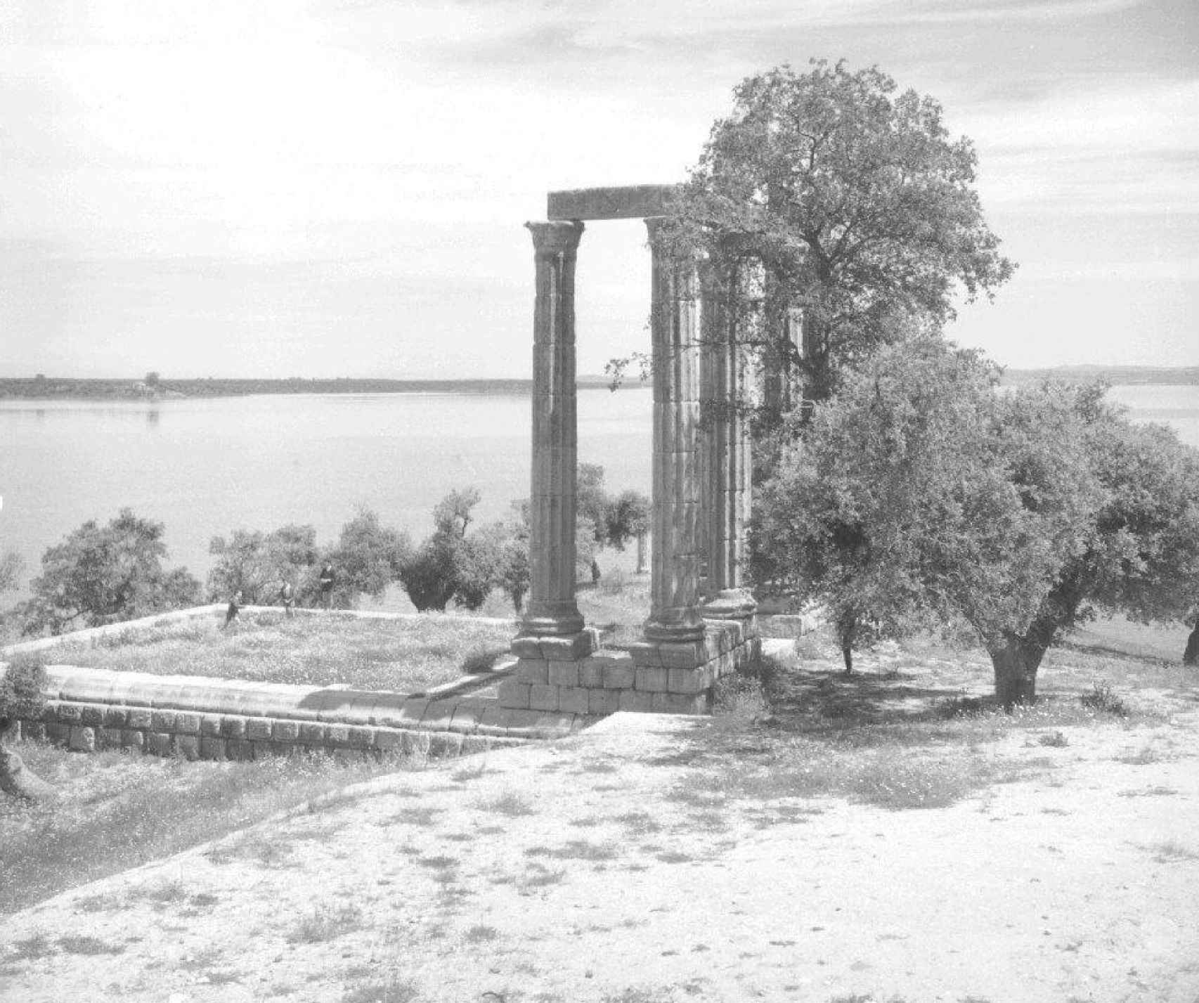 Columnas del templo de la cilla tras ser movidas de su emplazamiento original.