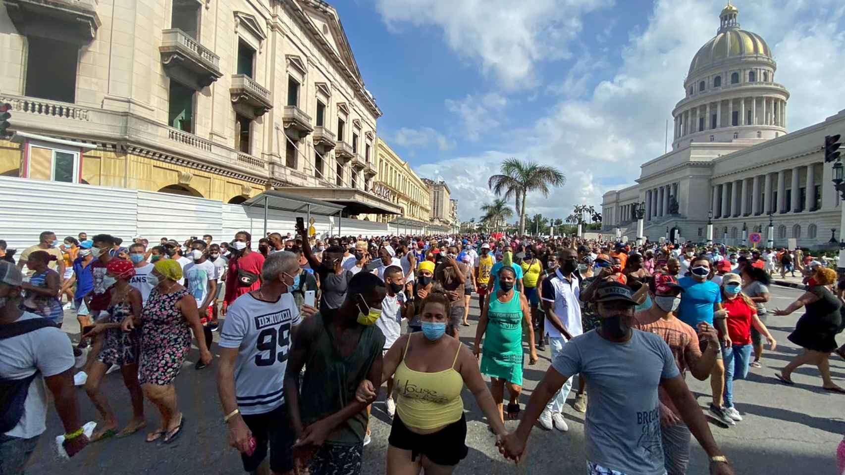 Manifestantes a favor y en contra de la Revolución confluyen en las calles de la Habana.