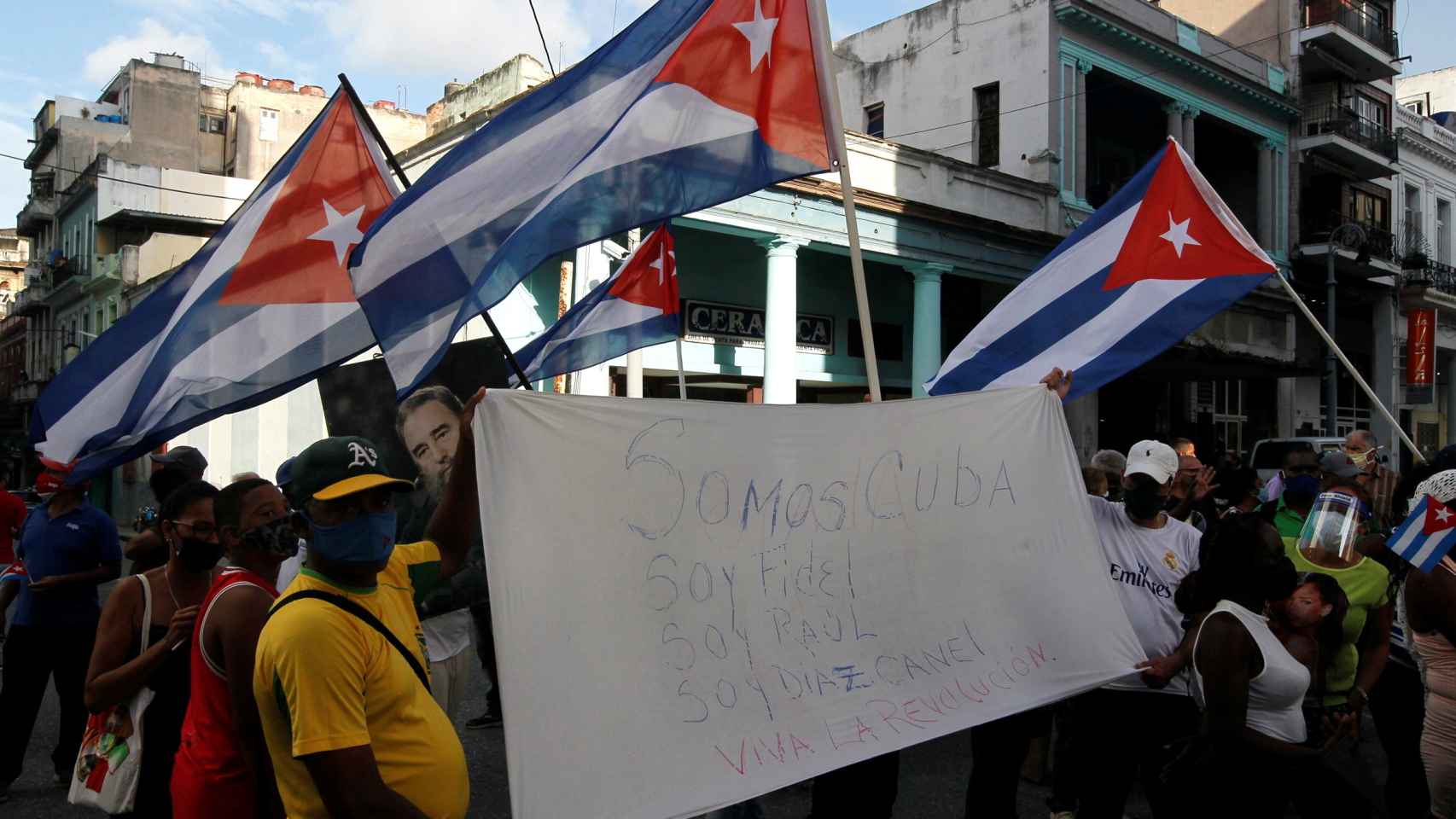 Manifestantes enviados por el Gobierno cubano para hacer frente a las protestas antigubernamentales.