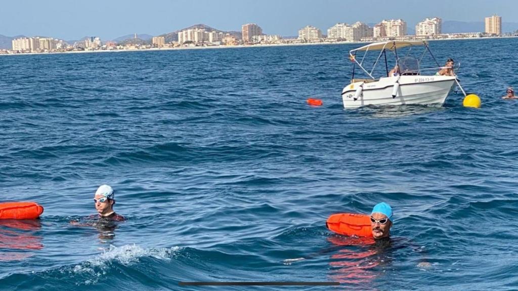 Teodoro García Egea, a la izquierda, durante el trayecto a nado.