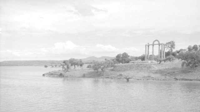El templo de los mármoles, en una fotografía de la década de 1960, después de ser trasladado fuera del embalse.