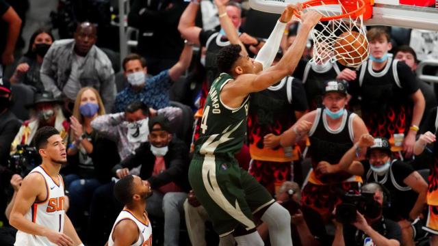 Giannis Antetokounmpo hace un mate impresionante ante los Phoenix Suns