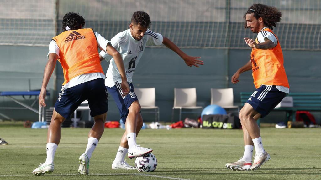 Ceballos, en el entrenamiento de la Selección Olímpica ante Vallejo y Cucurella