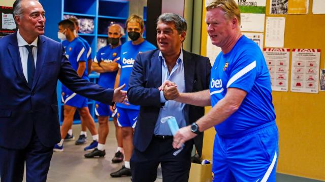 Laporta y Koeman se saludan en el inicio de la pretemporada del Barcelona