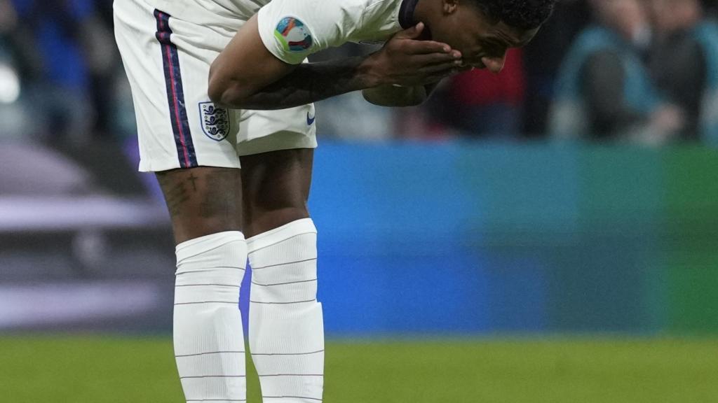 Marcus Rashford se lamenta tras fallar un penalti en la final de la Eurocopa 2020