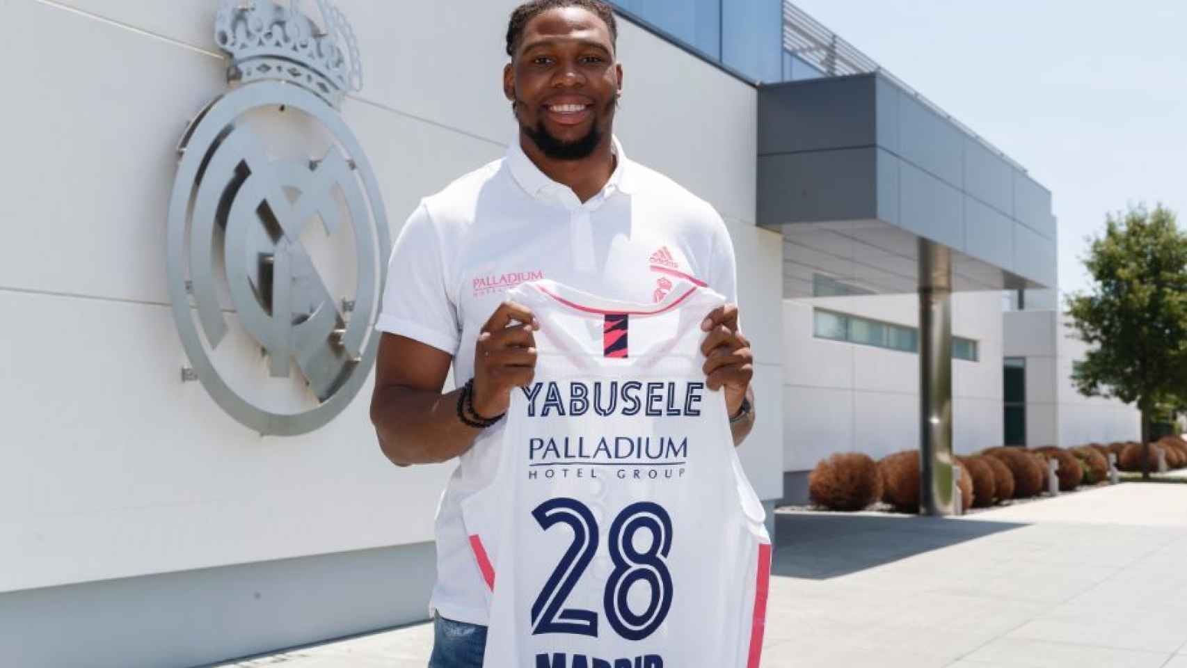 Yabusele posa con la camiseta del Real Madrid