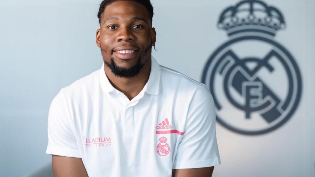 Yabusele posando con el escudo del Real Madrid