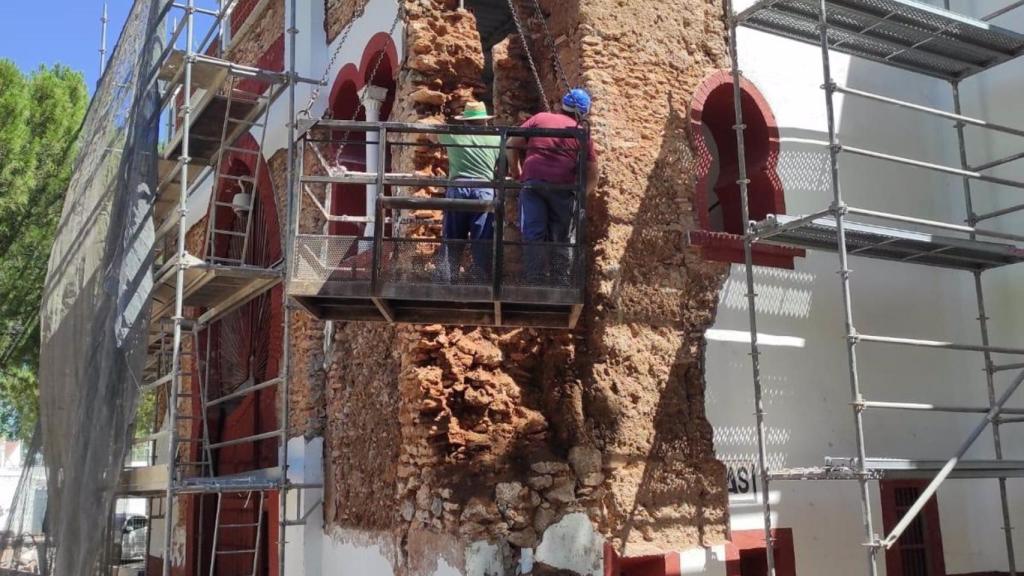 Una imagen de las obras en la fachada de la plaza de toros de Daimiel