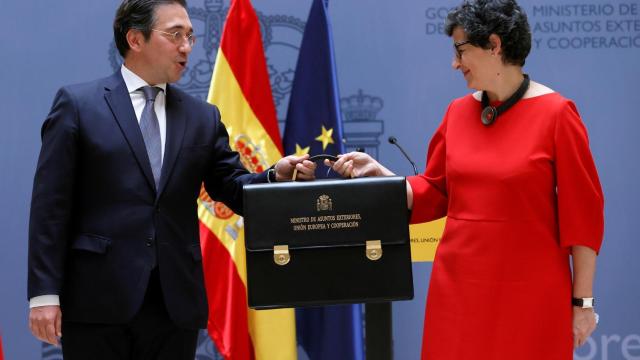 José Manuel Albares, en la ceremonia de traspaso de la cartera de Exteriores, con su predecesora, Arancha González Laya.