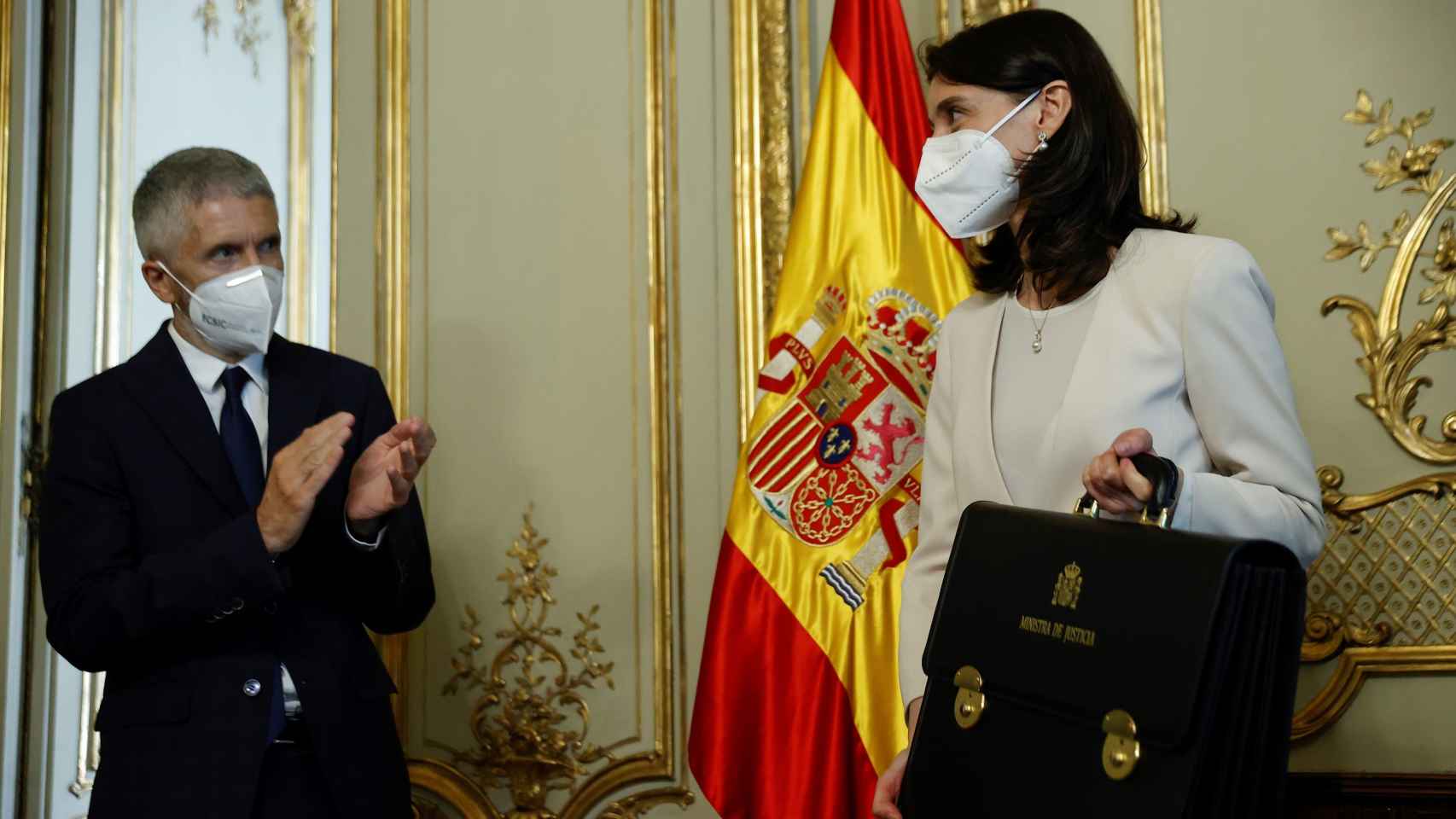Fernando Grande-Marlaska aplaude a la nueva ministra de Justicia, Pilar Llop, en el traspaso de carteras.