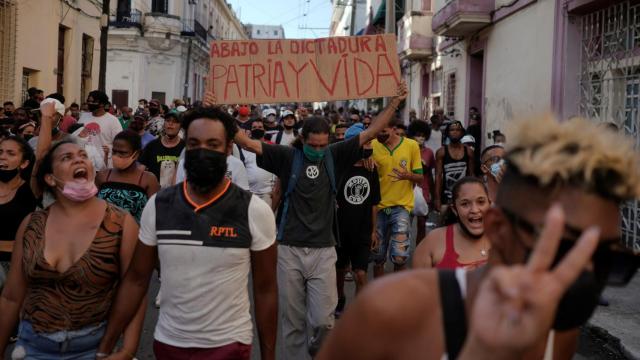 Abajo la dictadura: los cubanos protestan contra el Gobierno en la marcha más grande desde 1994