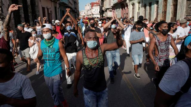 Cientos de personas manifestándose este domingo, en La Habana.