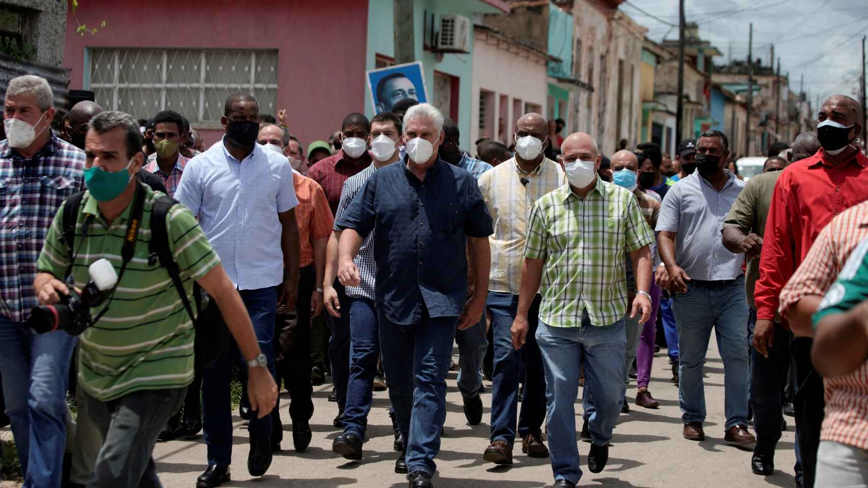 Díaz-Canel acompañado de una multitud durante un paseo este domingo en San Antonio de los Baños.