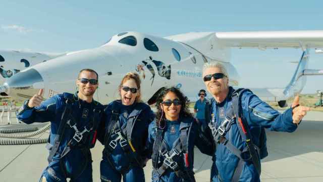Richard Branson, junto a su tripulación, delante de la VSS Unity