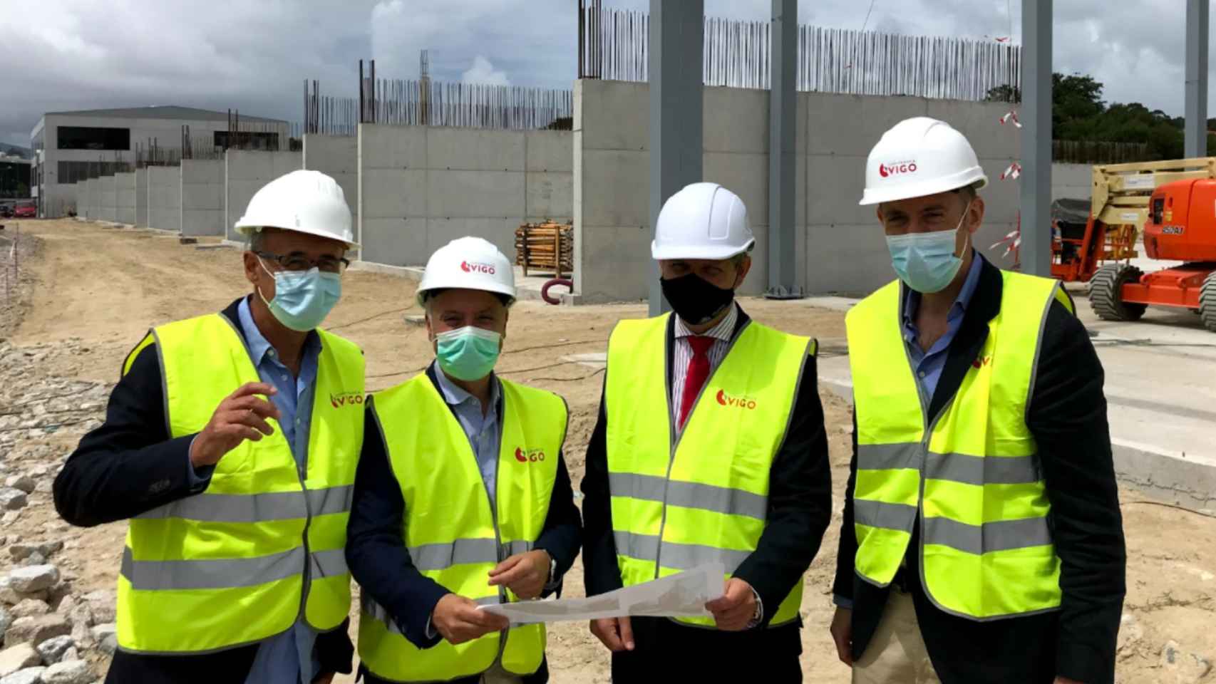 El delegado del Gobierno visita las instalaciones de Zona Franca en el Ayuntamiento de Baiona y de Nigrán con el delegado, David Regades, y los alcaldes de los dos municipios