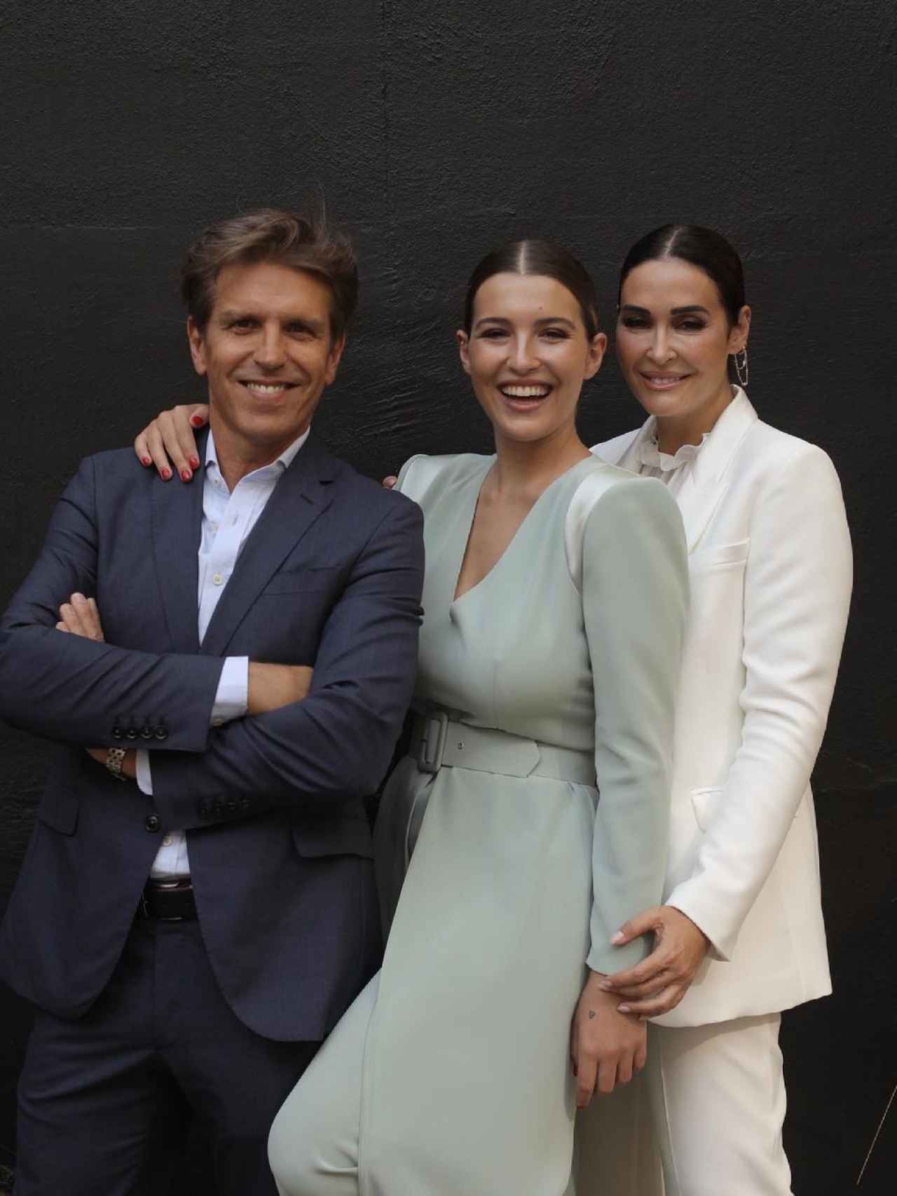 Manuel Díaz y Vicky Martín Berrocal junto a su hija Alba, en su graduación universitaria.