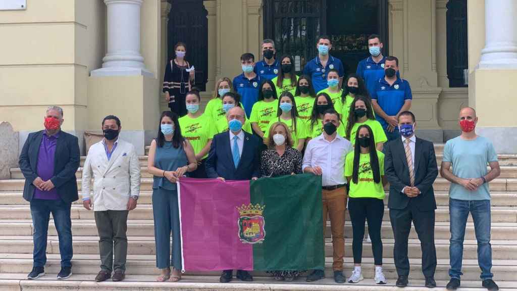 Las jugadores del Atlético Torcal en el Ayuntamiento de Málaga tras su ascenso.