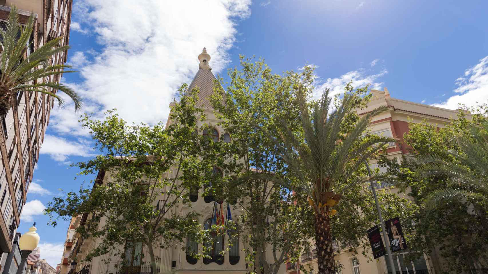 La 'Casa de las Brujas' en Alicante es un palacete situado en la avenida Doctor Gadea.