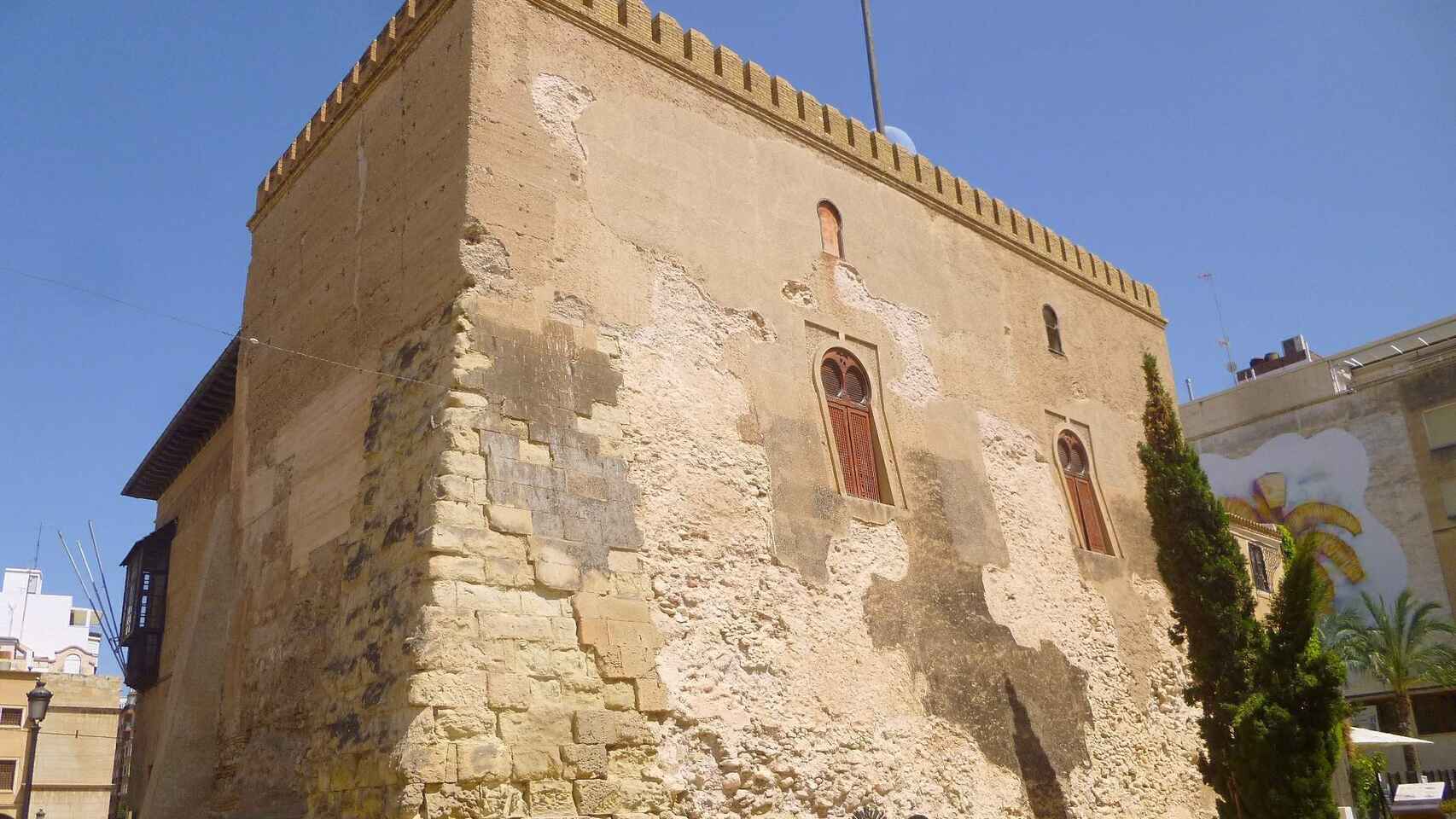 La Torre de la Calahorra se encuentra cerca de la Basílica de Santa María.