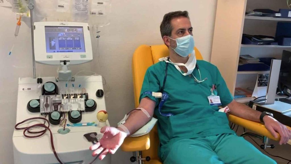 Un médico y expaciente de Covid dona plasma para su uso como tratamiento.