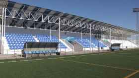 El campo de fútbol 'José Camacho' de Manzanares ya luce sus nuevos asientos
