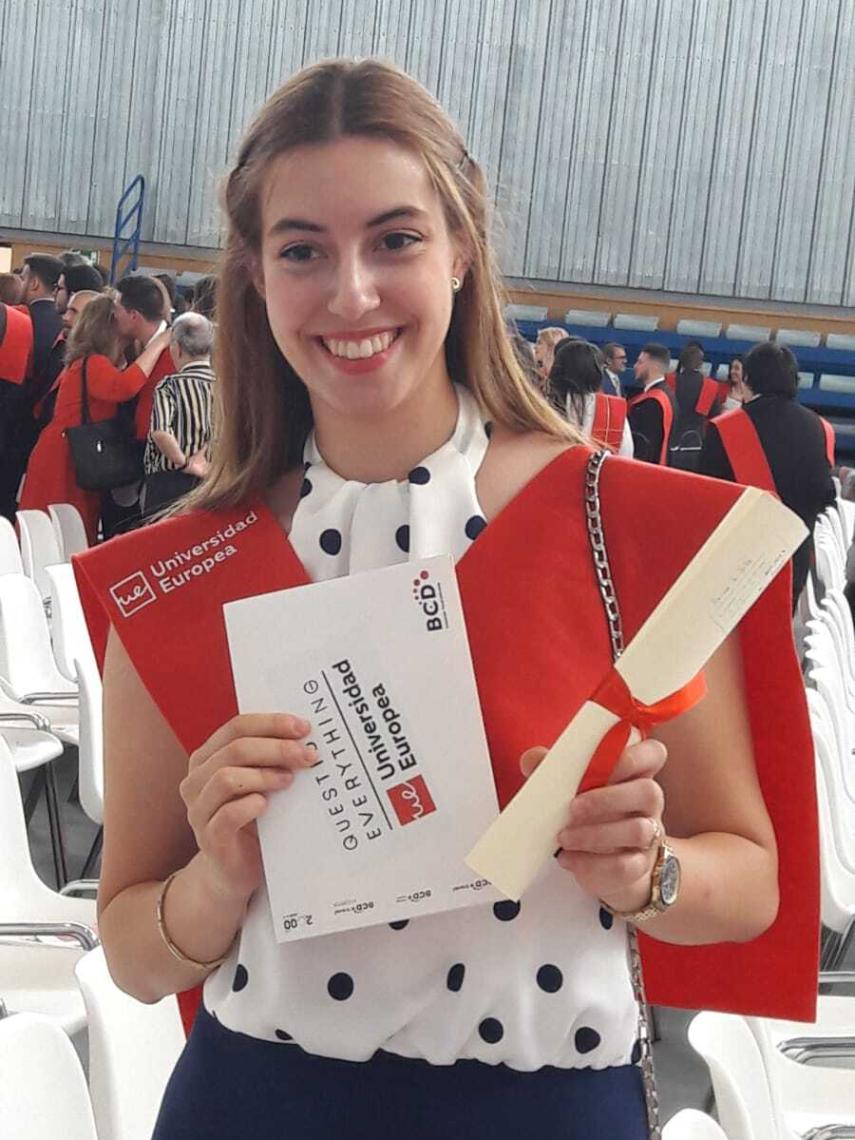 Marina de Brito con el premio y diploma a la mejor estudiante de las promociones de Ingeniería Aeroespacial e Industrial de la Universidad Europea de Madrid.