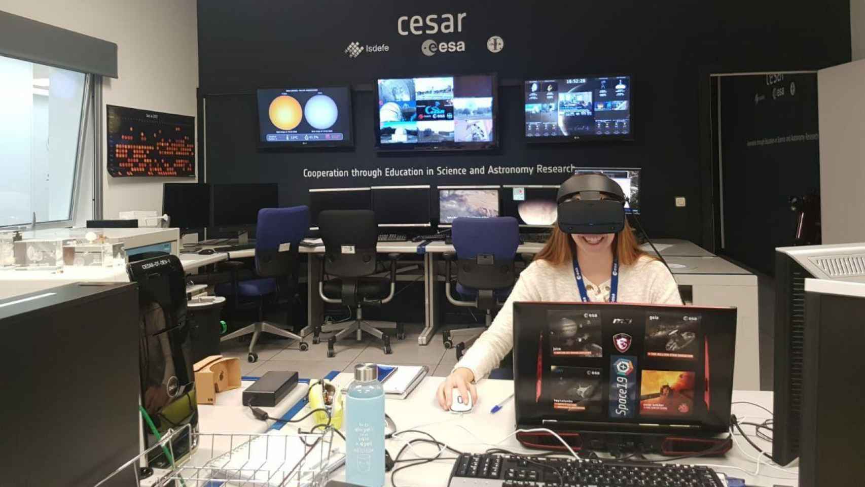 De Brito con unas gafas de realidad virtual durante sus prácticas en la ESA.