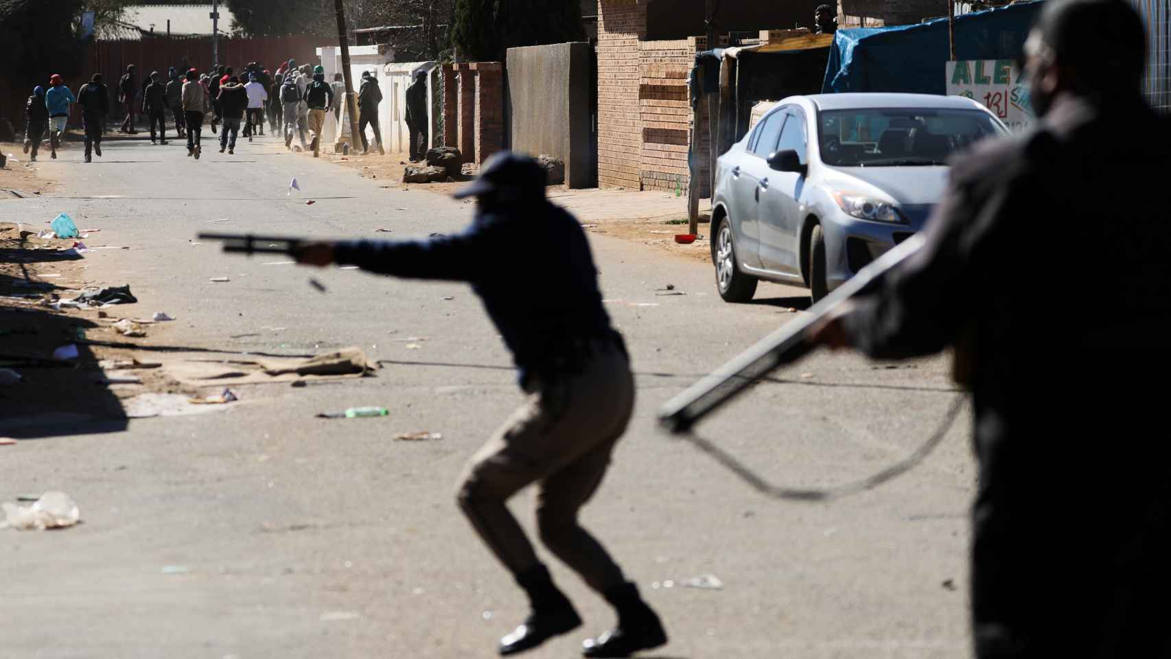 Dos hombres armados en las calles de Johanesburgo.