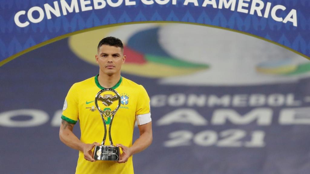 Thiago Silva, com el premio Fair Play tras la final de la Copa América