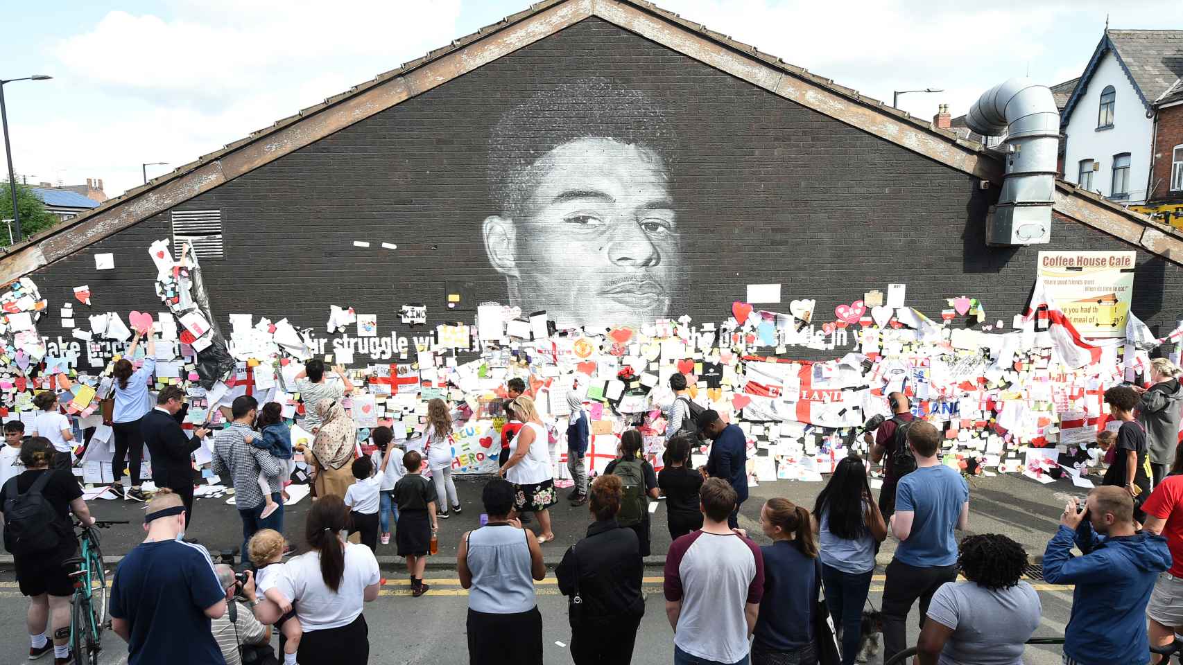 Mural de Marcus Rashford con muestras de apoyo
