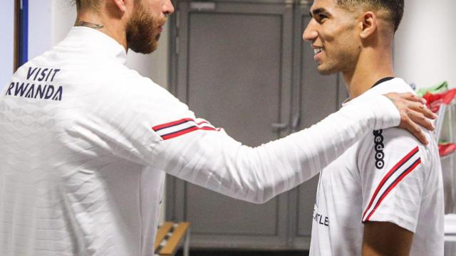 Sergio Ramos y Achraf se saludan en su primer día en el PSG