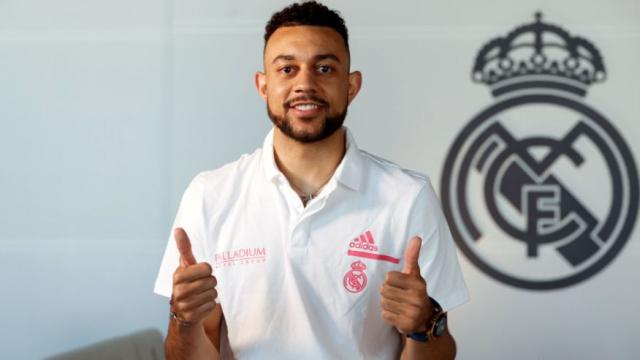 Nigel Williams-Goss posa con la camiseta del Real Madrid de Baloncesto