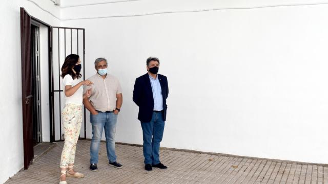 El alcalde de Daimiel, Leopoldo Sierra (d), ha visitado el patio de la Casa de la Cultura