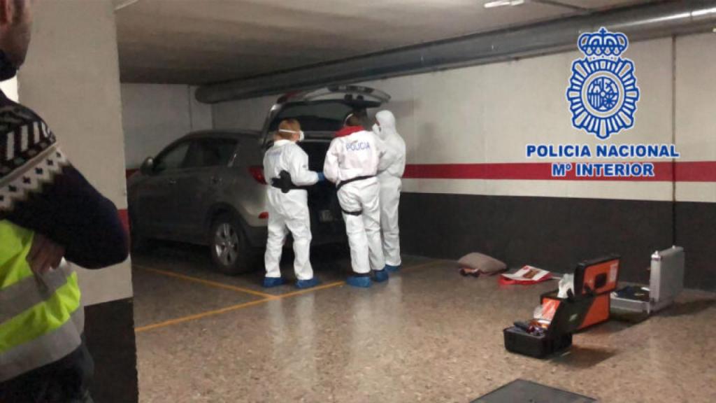 Policía Nacional registrando el coche de 'El chule'. Foto: Policía Nacional